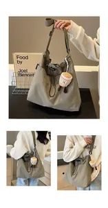 Vista detallada de un gran bolso tote de nailon caqui para mujer, ideal para el uso diario.