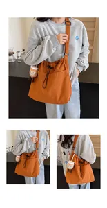 Modelo con un bolso tote de nylon naranja grande, ideal para el trabajo y uso diario