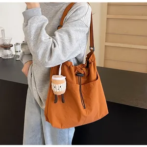 Bolso tote de nailon naranja de gran capacidad para mujer con colgante de peluche