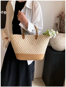 Gran bolso tote de paja tejida con asas de bambú para vacaciones de verano en la playa