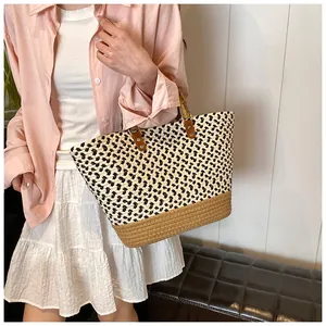 Gran bolso de paja trenzada con asas de bambú para vacaciones de verano y playa