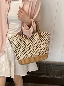 Bolso tote grande de paja tejida con asas de bambú para las vacaciones de verano