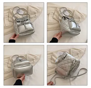 Détails du sac à dos matelassé argenté sous plusieurs angles