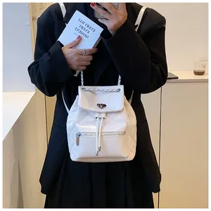 Sac à dos matelassé blanc élégant avec fermoir cœur et bandoulières en chaîne argentée