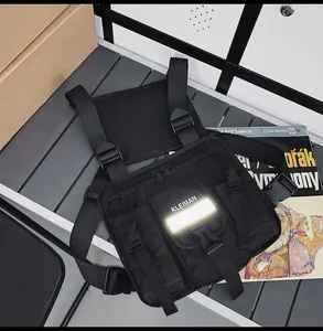 Vista detallada de la bolsa de pecho táctica negra con correas y hebillas funcionales