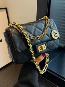 Borsa a tracolla trapuntata in pelle nera elegante con una catena dorata da donna