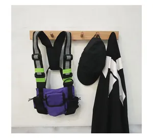 Bolso de pecho táctico morado con correas reflectantes colgado en un perchero de madera