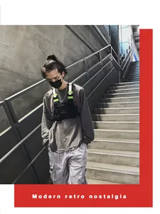 Bolsa de pecho táctica negra con detalles reflectantes verdes para moda techwear