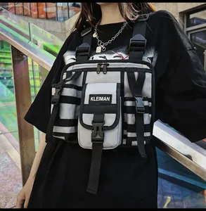 Bolso de pecho táctico funcional con múltiples hebillas y bolsillos en gris y negro