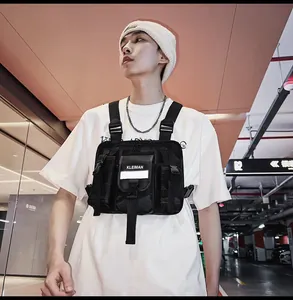 Primer plano de bolsa táctica negra de pecho con tira reflectante en un modelo masculino