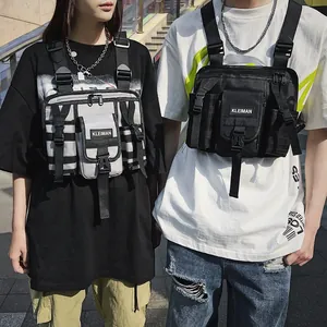 Bolsa de pecho táctica techwear urbana para hombres y mujeres en negro y gris