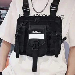 Elegante bolso táctico de pecho techwear negro para hombre y mujer con tira reflectante