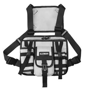 Moderno bolso chaleco táctico funcional gris y negro con múltiples bolsillos y correas