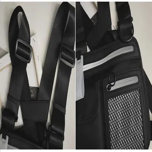 Detailansicht einer schwarzen taktischen Brusttasche mit verstellbaren Riemen