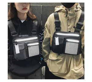 Detailaufnahme der Reflexstreifen an einer taktischen Techwear-Brusttasche für Damen und Herren