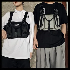 Vista frontal de modelos con bolsos tácticos de pecho negros y grises en estilo urbano