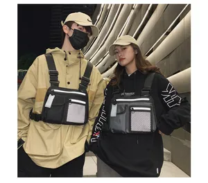 Reflektierende taktische Brusttaschen für Herren und Damen im modernen Techwear-Stil