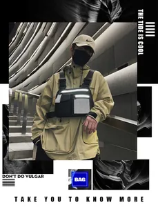 Urbaner schwarzer taktischer Brustbeutel im Techwear-Stil mit Reflektorstreifen am Modell
