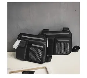 Schwarze taktische Techwear-Umhängetasche mit reflektierenden Reißverschlüssen und Netztasche