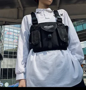 Primer plano de un chaleco táctico negro techwear con bolsillos de pecho multifuncionales
