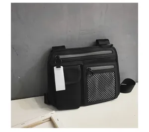 Schwarze taktische Techwear-Brusttasche mit Reflektorstreifen und Netztaschendetails