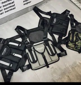 Vista detallada de bolsos de pecho tácticos multibolsillos en varios colores y estilos