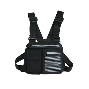 Reflektierende taktische Brusttasche in Schwarz für Herren und Damen im Techwear-Stil