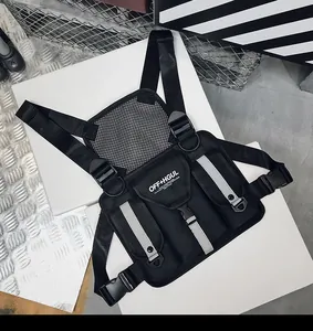 Bolso táctico de pecho con tiras reflectantes y diseño techwear industrial de moda.