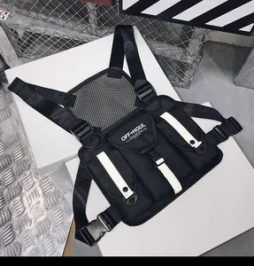 Detalle de una pechera táctica negra con tiras reflectantes de alta visibilidad para hombre