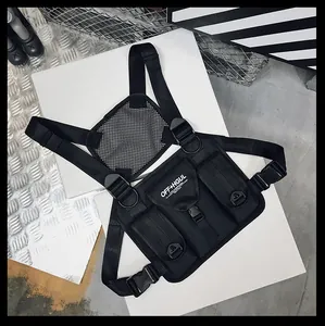 Vista detallada de un bolso táctico de pecho negro con diseño multibolsillo y correas.