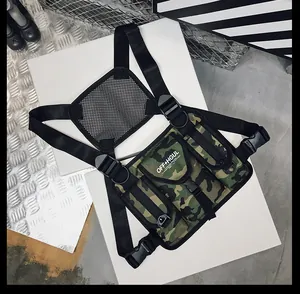 Detalle de bolsa táctica de pecho camuflaje con correas ajustables y panel de malla