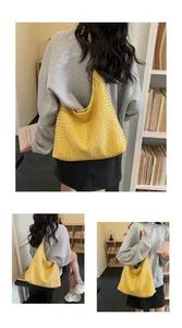 Große gelbe gewebte Hobo-Tasche für Damen, stilvolle Unterarm-Tasche für den Alltag.