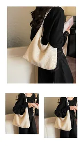 Detailansicht der gewebten Schultertasche für Damen in Beige im Hobo-Stil Design.