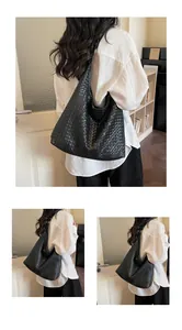 Detailansicht einer großen schwarzen geflochtenen Hobo-Tasche für den Alltag.