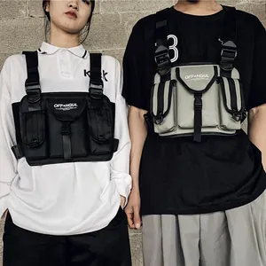 Bolso de pecho táctico reflectante unisex estilo techwear moderno en negro y gris.