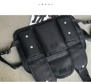 Detailansicht der schwarzen taktischen Brusttasche mit mehreren Taschen und Nylon