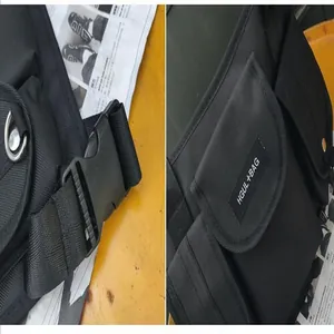 Nahaufnahme einer taktischen Brusttasche mit robustem Verschluss und Etikettendetails