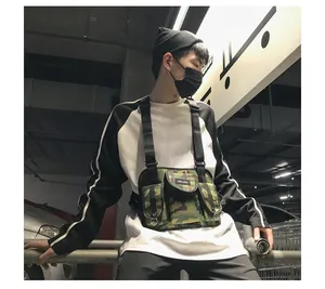 Taktische Tarn-Brusttasche für Damen und Herren im urbanen Streetwear-Stil Outfit