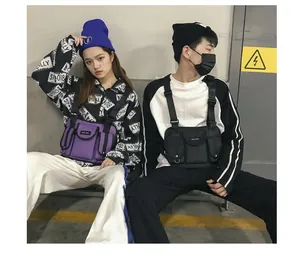 Detailansicht eines Paares mit lilafarbenen und schwarzen taktischen Streetwear-Brusttaschen