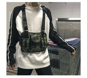 Streetwear Taktische Brusttasche Weste Tasche mit grünem Tarnmuster von Modell getragen