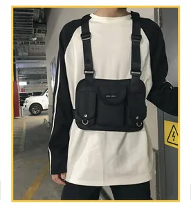 Detailansicht der schwarzen taktischen Brusttasche getragen über einem Streetwear-Shirt