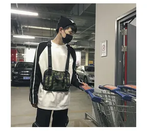 Nahaufnahme einer taktischen Camouflage-Brusttasche in urbaner Streetstyle-Fotografie.
