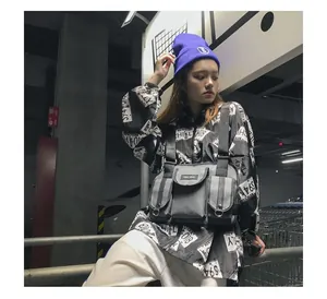 Straßenmodell im Hip-Hop-Stil trägt eine schwarze taktische Brusttasche in Garage
