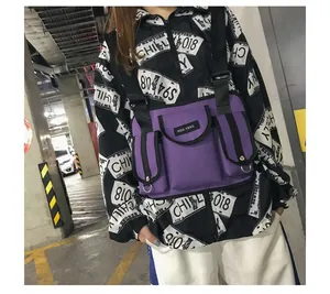 Detailansicht der lila taktischen Brusttasche im Streetwear Hip-Hop Stil für Damen und Herren
