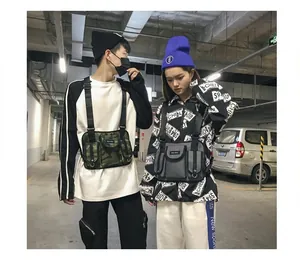 Detailansicht der Unisex-Taktik-Brusttasche im Camo- und Grey-Streetwear-Stil