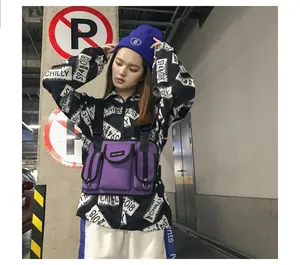 Asiatisches Model mit lila taktischer Brusttasche in Hip-Hop-Streetwear-Westenform