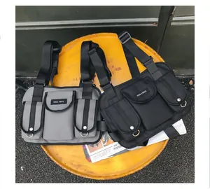 Detailansicht von taktischen Brusttaschen in Schwarz und Grau mit Multi-Pocket-Design