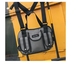 Detailansicht einer grauen taktischen Brusttasche im Streetwear-Stil mit Riemen