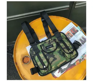 Taktische Camouflage-Brusttasche mit mehreren Taschen und verstellbaren Trägern.
