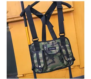 Funktionelle Camouflage-Taktik-Brusttasche mit mehreren Taschen und verstellbaren Gurten.